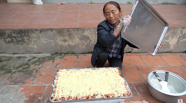 Bà Tân Vlog bỗng được khen ngợi vì cách nướng xúc xích phô mai cực thông minh, đúng là trong cái khó ló cái khôn-2