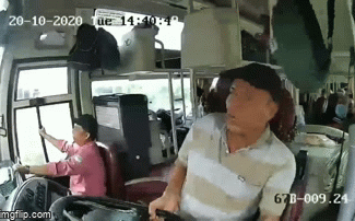 Ô tô khách lật kinh hoàng khi cố tránh người phụ nữ chạy xe máy, tài xế bay ra khỏi chỗ hét lớn: Trời ơi-1