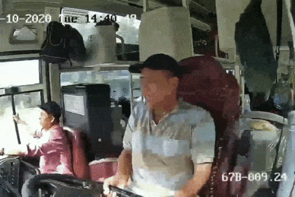 Ô tô khách lật kinh hoàng khi cố tránh người phụ nữ chạy xe máy, tài xế bay ra khỏi chỗ hét lớn: 