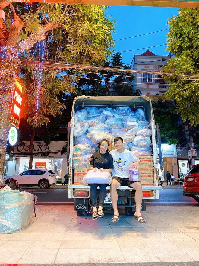 Vừa xong nhiệm vụ tại V.League, Bùi Tiến Dũng bắt tay cùng vợ chuẩn bị hàng trăm suất quà gửi về quê nhà cứu trợ người dân vùng lũ-2