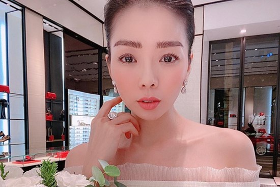 Lệ Quyên lên tiếng sau khi vừa xác nhận ly hôn đã bị bắt gặp được 