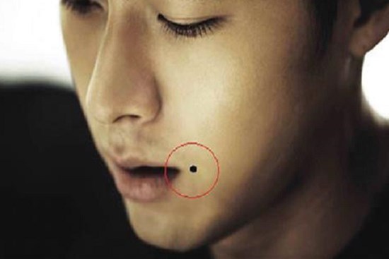 Đàn ông có nốt ruồi ở vị trí này có số làm quan to, trời sinh phú quý, ăn mấy đời không hết của