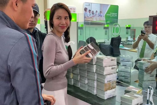 Thủy Tiên dừng phát tiền vì thấy người nhận cứu trợ đeo vàng