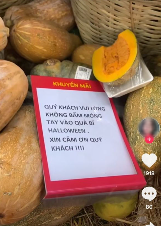 Siêu thị nhắc nhở xin khách yêu đừng bấm móng tay vào quả bí Halloween, cái kết vô ý thức ai xem qua cũng cạn lời!-1