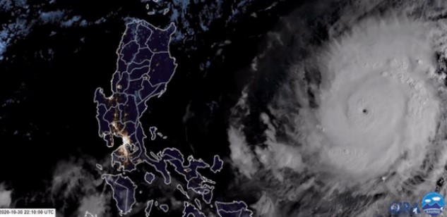 Siêu bão Goni - cơn bão mạnh nhất Trái Đất 2020 đang tiến nhanh vào Biển Đông-1