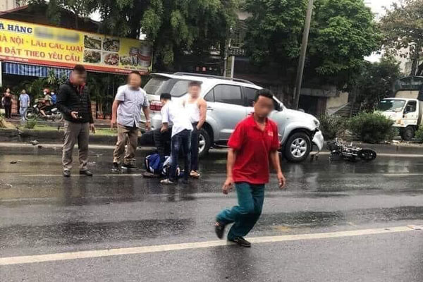 Kinh hoàng vụ tai nạn giao thông khiến 3 người thương vong, trong đó có 1 người văng xuống lòng sông cùng chiếc xe máy-4