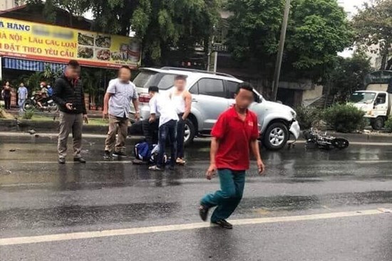 Người mẹ nhờ cộng đồng mạng tìm giúp ân nhân cứu mạng con trai, là một cậu học trò đã cởi áo khoác che cho con mình bị tai nạn nằm giữa đường