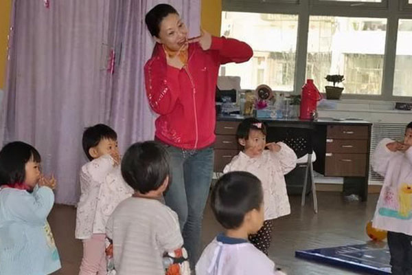 Cô giao bài tập vẽ cá, ông nội ra chợ mua cá thật về tưởng cho cháu xem mẫu, ai ngờ lại làm điều ai xem cũng cạn lời-3