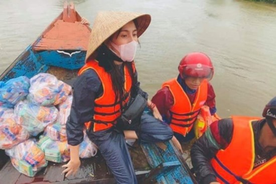 Thủy Tiên dừng phát tiền cứu trợ ở Hải Lăng - Quảng Trị vì thấy người nhận tiền đeo vàng: Chính quyền địa phương nói gì?