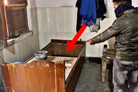 5 ngày liền ngửi thấy mùi hôi thối nồng nặc trong phòng, người đàn ông đi kiểm tra và phát hiện sự thật rùng rợn bên trong chiếc giường mình vẫn nằm