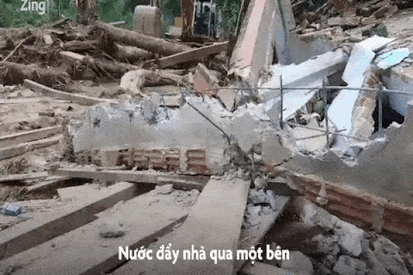 Video: Kinh hãi cảnh núi lở ngay nơi đoàn cứu hộ tìm người mất tích ở Quảng Nam-1