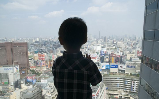 Một bé gái 5 tuổi rơi từ tầng 9 xuống đất tử vong, cảnh báo cha mẹ phải chú ý đến chi tiết chết người này-3