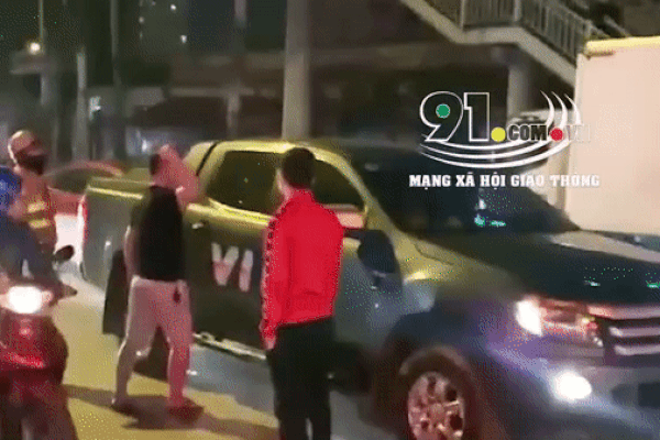 Thấy chiếc xe dừng giữa phố Hà Nội không di chuyển, người đàn ông lại gần thì phát hiện tình huống khẩn cấp