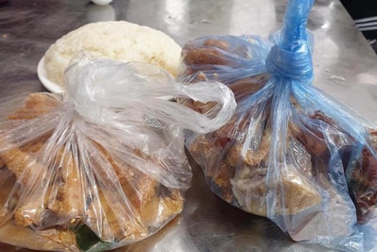 Đi ăn giỗ nhà bạn thân của người yêu, anh chàng tìm hẳn bao to bỏ đồ thừa mang về khiến cô người yêu mất mặt đòi chia tay, dân mạng tranh cãi về chuyện đúng hay sai?