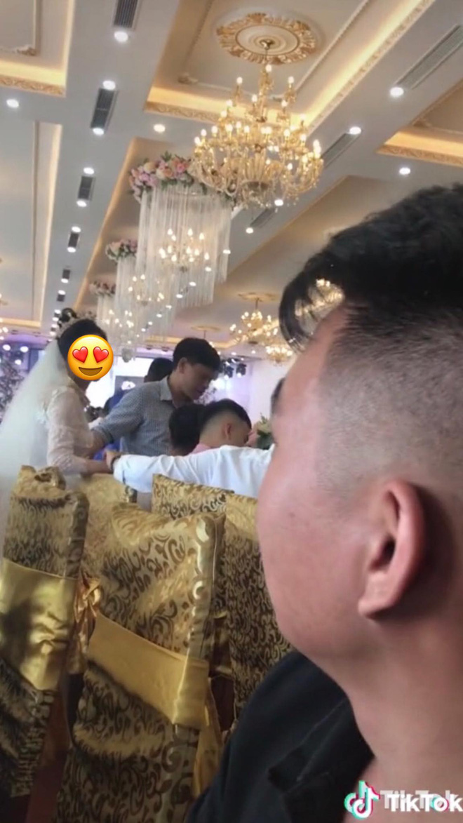 Xôn xao chàng trai đi dự đám cưới người yêu cũ, cố tình đem ảnh hôn hít năm xưa ra làm trò đùa-3