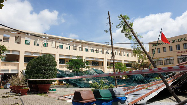 Giông lốc giật phăng mái trường học ở TP.HCM-2