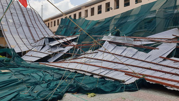 Giông lốc giật phăng mái trường học ở TP.HCM-3