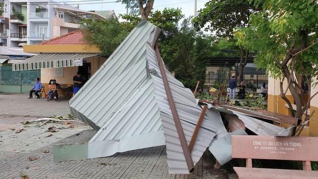 Giông lốc giật phăng mái trường học ở TP.HCM-4