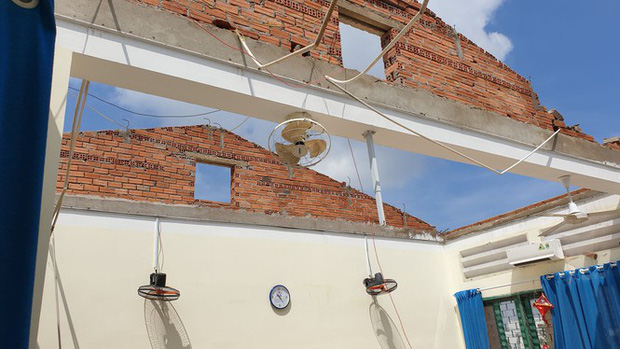 Giông lốc giật phăng mái trường học ở TP.HCM-5