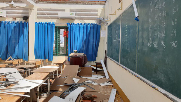 Giông lốc giật phăng mái trường học ở TP.HCM-7