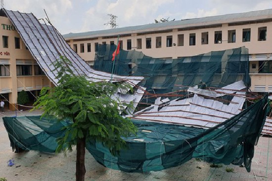 Giông lốc giật phăng mái trường học ở TP.HCM