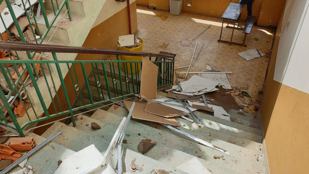 Giông lốc giật phăng mái trường học ở TP.HCM-8