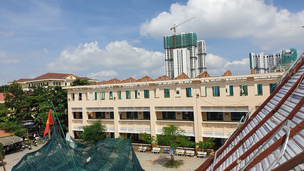 Giông lốc giật phăng mái trường học ở TP.HCM-9