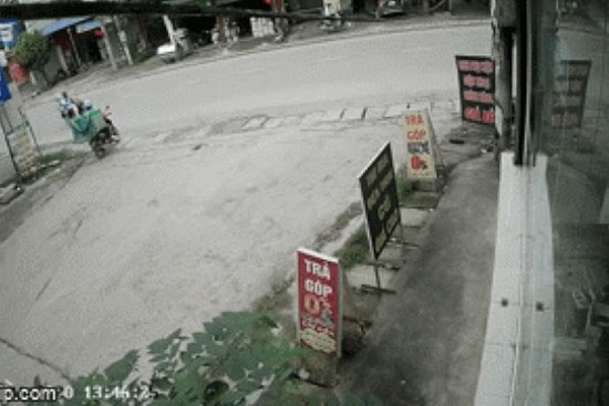 Clip: Nữ sinh bị xe tải tông bay ra đường, tấm gương ở hiện trường đã hé lộ nguyên nhân thực sự