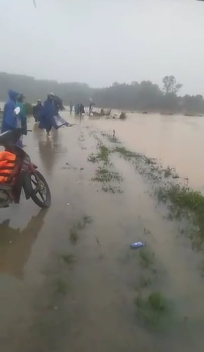 3 ngày ròng rã cạn nước mắt chờ tin 2 em trai mất tích giữa dòng lũ dữ: Về nhà đi em, ở đây nước lạnh lắm-1