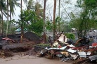 Nước lũ chảy xiết tại Philippines do bão Goni
