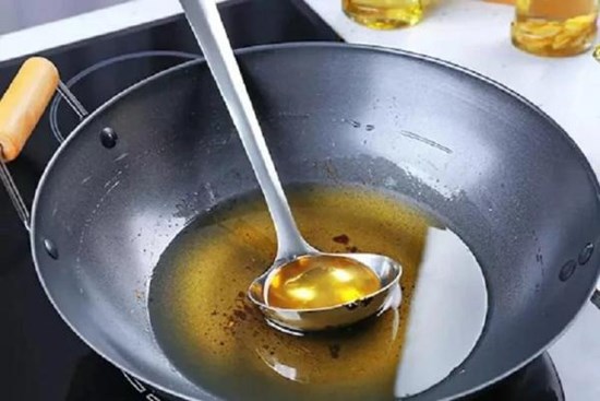 5 thứ tuyệt đối không được đổ xuống cống, đặc biệt là số 2