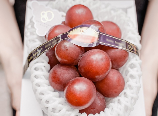 Sửng sốt với loại quả đắt đỏ, cắn một miếng bay ngay tiền triệu-5