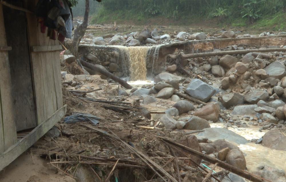 Quảng Ngãi: Lũ quét kinh hoàng cuốn trôi 6 nhà dân, khiến một ngôi làng có nguy cơ bị xóa sổ-3