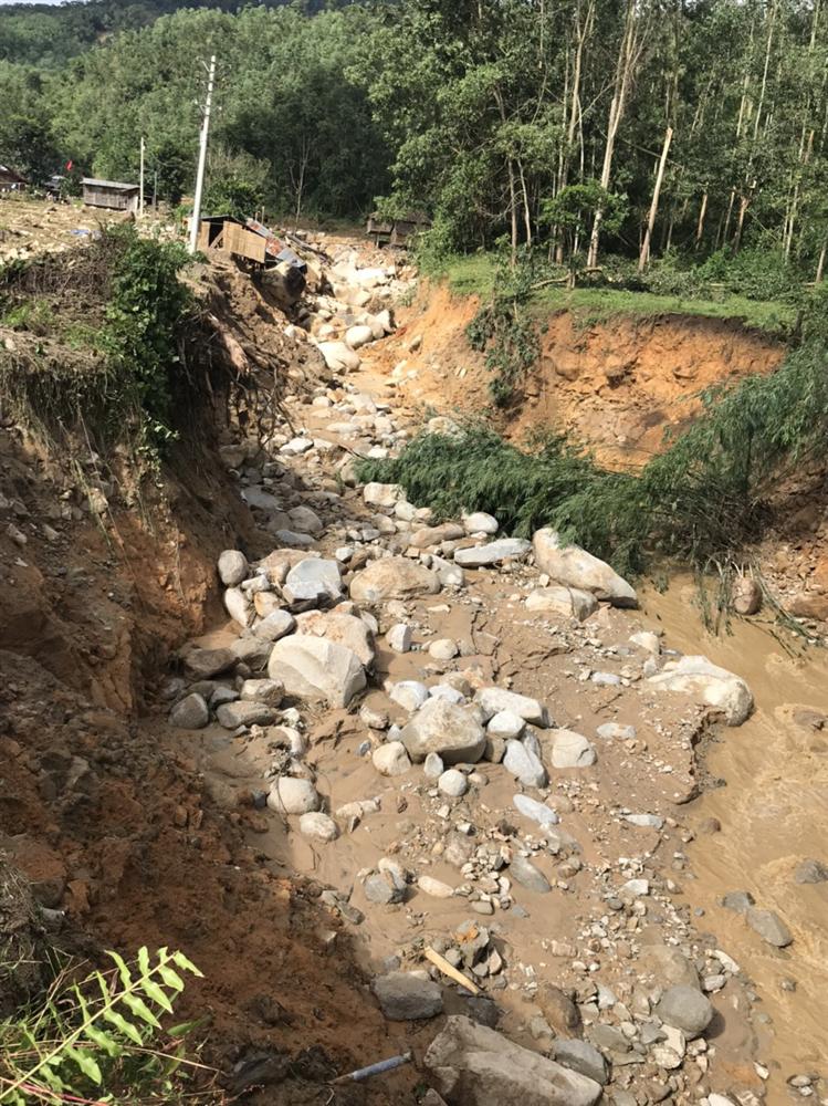 Quảng Ngãi: Lũ quét kinh hoàng cuốn trôi 6 nhà dân, khiến một ngôi làng có nguy cơ bị xóa sổ-6