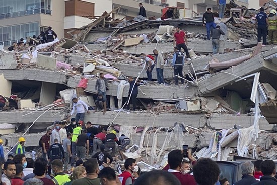 Động đất ở Thổ Nhĩ Kỳ: 39 nạn nhân thiệt mạng, hơn 100 người được cứu sống từ đống đổ nát