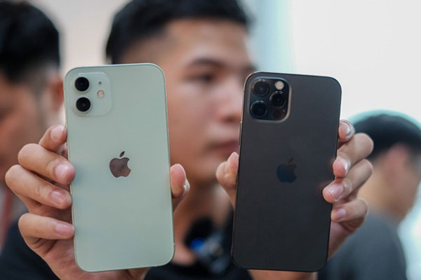 Khi muốn ăn táo mà không có dao, bạn có thể gọt vỏ bằng... iPhone 12-5
