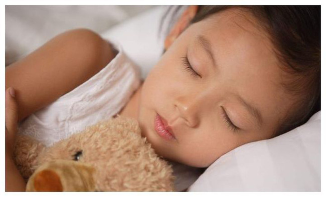 Con gái 3 tuổi ngủ một mình trên chiếc giường 2m nhưng lúc nào cũng kêu chật ních khiến mẹ sợ tái mặt sau khi xem camera-1