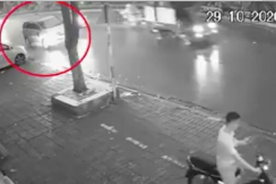 Công an truy tìm tài xế ô tô Innova đâm chết cụ bà trên vỉa hè