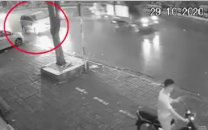 Công an truy tìm tài xế ô tô Innova đâm chết cụ bà trên vỉa hè-1