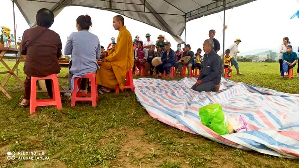 Anh trai bật khóc khi tìm được thi thể 2 em trai mất tích 3 ngày trong lũ dữ ở Nghệ An: Cảm ơn đã đưa 2 em trở về...-1