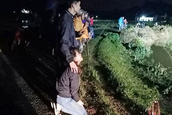 Anh trai bật khóc khi tìm được thi thể 2 em trai mất tích 3 ngày trong lũ dữ ở Nghệ An: 'Cảm ơn đã đưa 2 em trở về...'