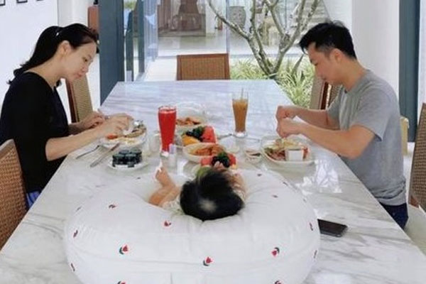 Mê tít loạt khoảnh khắc các bố bỉm sữa showbiz Việt chăm con, Ông Cao Thắng và Cường Đô La cạnh tranh” danh hiệu ông bố ngọt ngào nhất”-19