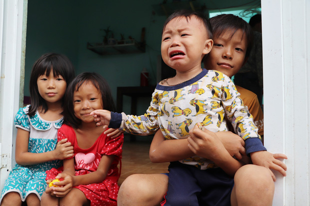 Chồng tâm thần, người mẹ ôm 4 đứa con nhem nhuốc trong căn nhà tốc mái sau bão số 9: Nhà mất rồi, mấy đứa nhỏ biết ngủ ở đâu-1
