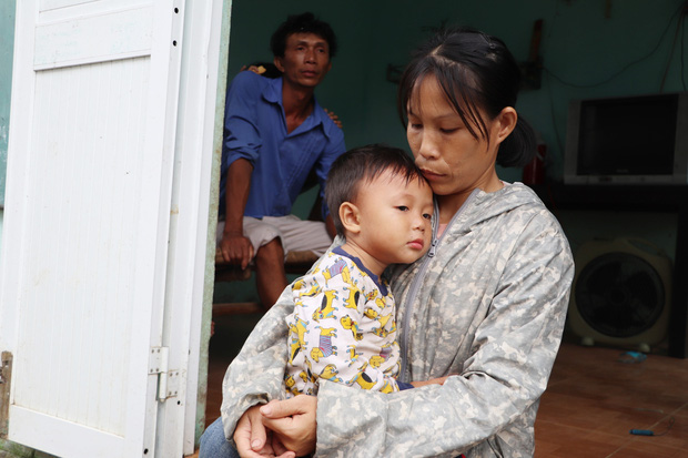 Chồng tâm thần, người mẹ ôm 4 đứa con nhem nhuốc trong căn nhà tốc mái sau bão số 9: Nhà mất rồi, mấy đứa nhỏ biết ngủ ở đâu-4