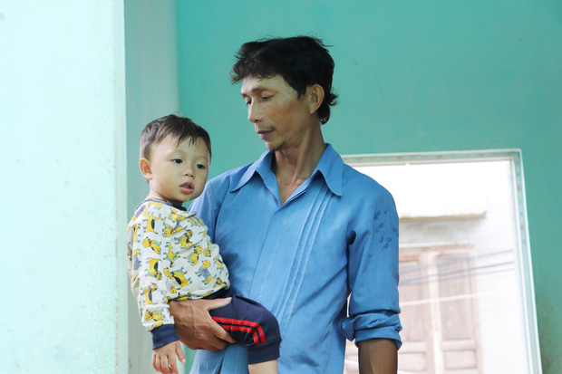 Chồng tâm thần, người mẹ ôm 4 đứa con nhem nhuốc trong căn nhà tốc mái sau bão số 9: Nhà mất rồi, mấy đứa nhỏ biết ngủ ở đâu-6