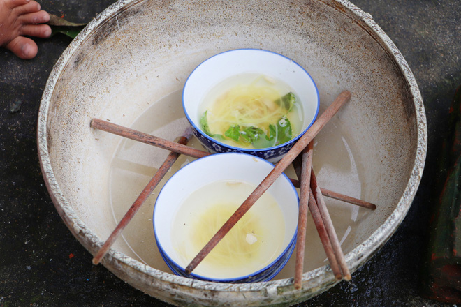 Chồng tâm thần, người mẹ ôm 4 đứa con nhem nhuốc trong căn nhà tốc mái sau bão số 9: Nhà mất rồi, mấy đứa nhỏ biết ngủ ở đâu-8