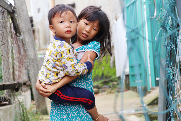 Chồng tâm thần, người mẹ ôm 4 đứa con nhem nhuốc trong căn nhà tốc mái sau bão số 9: Nhà mất rồi, mấy đứa nhỏ biết ngủ ở đâu-9