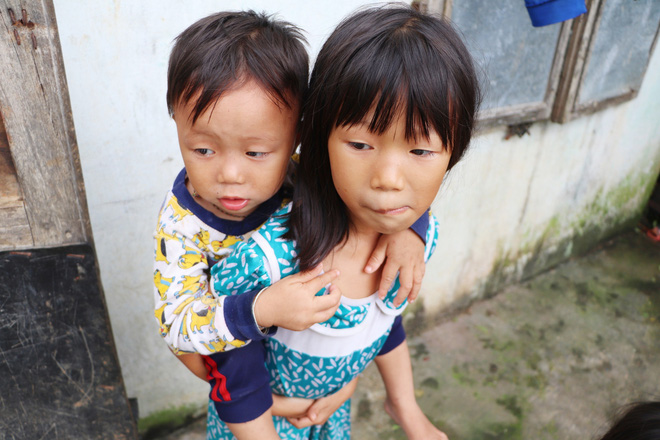 Chồng tâm thần, người mẹ ôm 4 đứa con nhem nhuốc trong căn nhà tốc mái sau bão số 9: Nhà mất rồi, mấy đứa nhỏ biết ngủ ở đâu-14