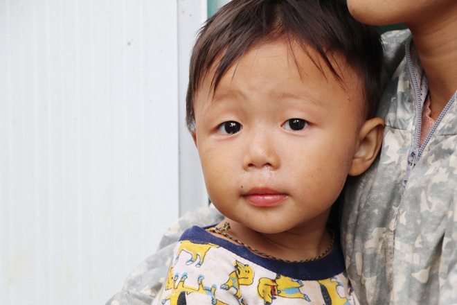 Chồng tâm thần, người mẹ ôm 4 đứa con nhem nhuốc trong căn nhà tốc mái sau bão số 9: Nhà mất rồi, mấy đứa nhỏ biết ngủ ở đâu-17