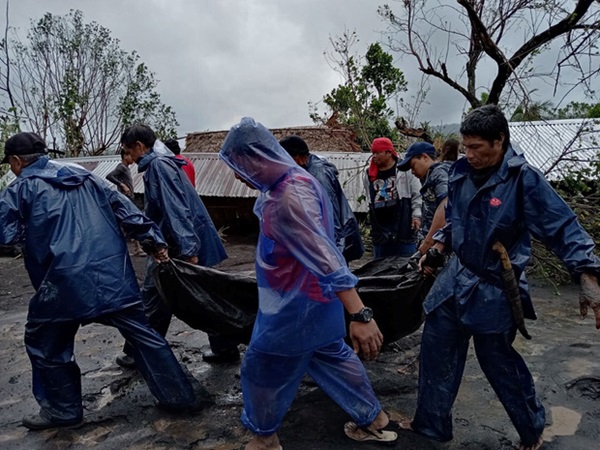 Siêu bão mạnh nhất thế giới Goni quét thẳng vào Philippines: Ít nhất 10 người chết, mái nhà bay như lá rụng, đất nước tan hoang-2